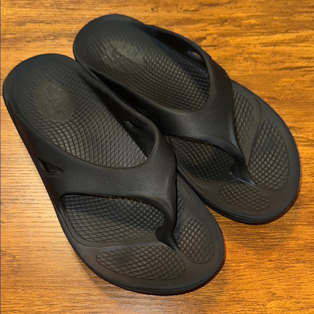 Women’s Black Oofos Flip Flops Size 7